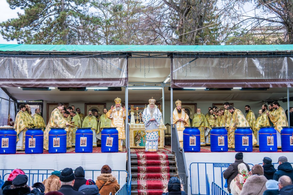 Mănăstirea „Sfântul Ioan cel Nou” din Suceava, loc de pelerinaj pentru mulțimea de credincioși la Sfânta Liturghie de Bobotează 7533