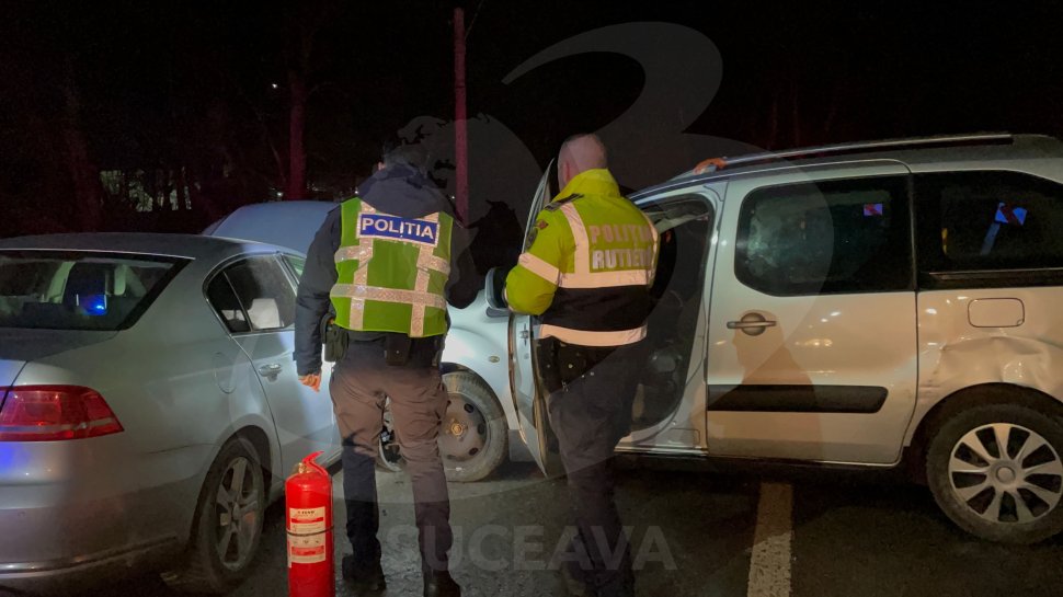 Impact puternic în miez de noapte la Boroaia: două autoturisme s-au ciocnit violent pe fondul carosabilului umed 7553