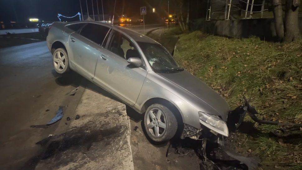 Un nou accident rutier într-un sens giratoriu din Fălticeni: un autoturism a ajuns în afara carosabilului, rămânând suspendat într-un șanț