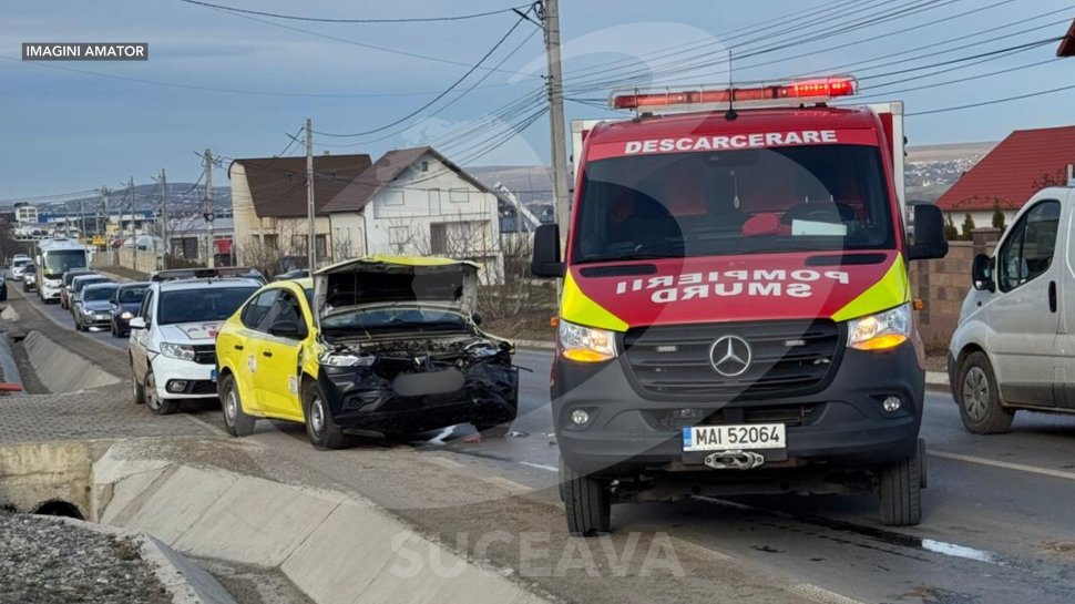 Avarii majore produse din neatenție; un taximetrist s-a izbit într-o mașină din fața sa