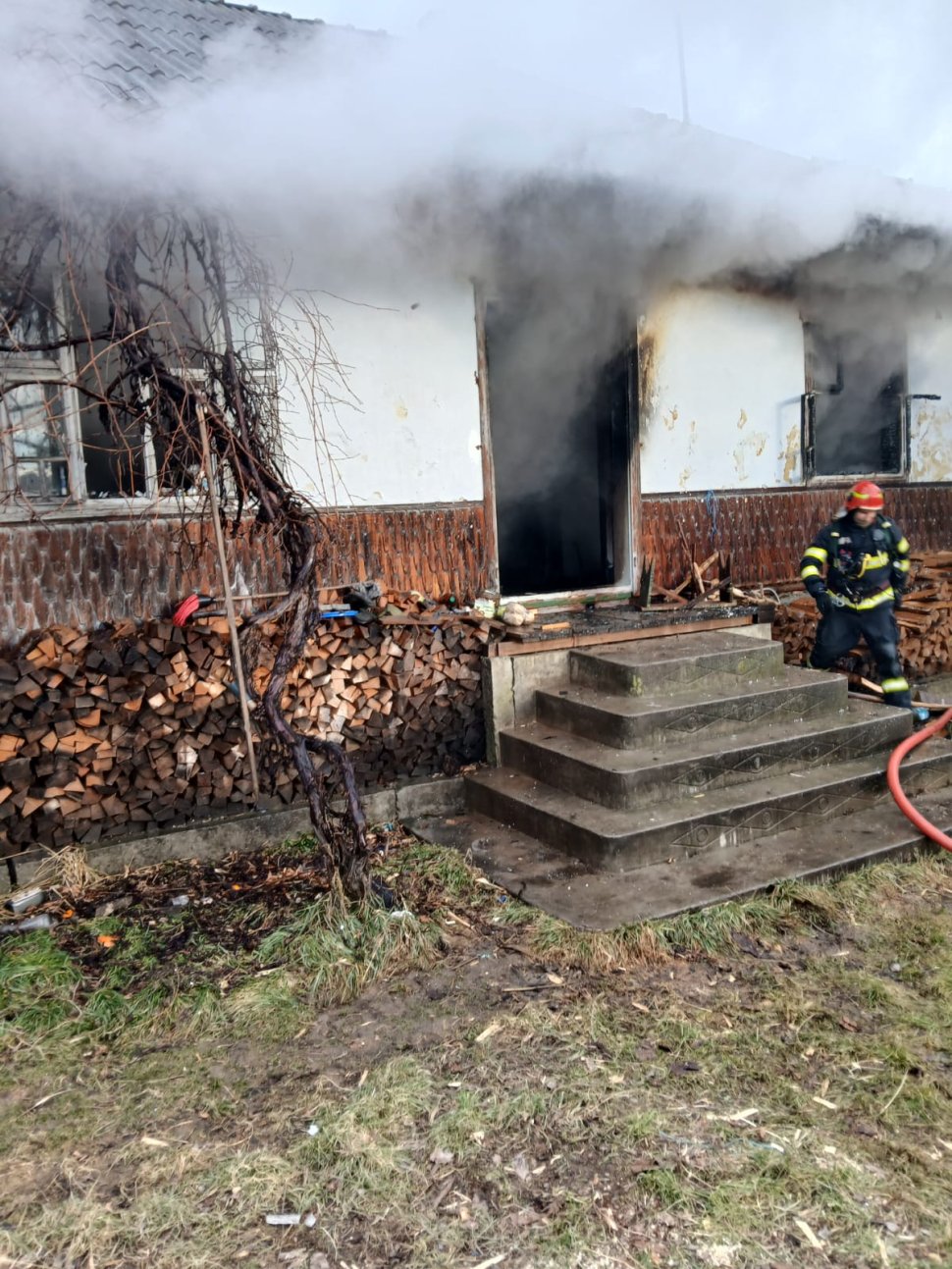 Incendiu devastator la o casă din Bogata  7573