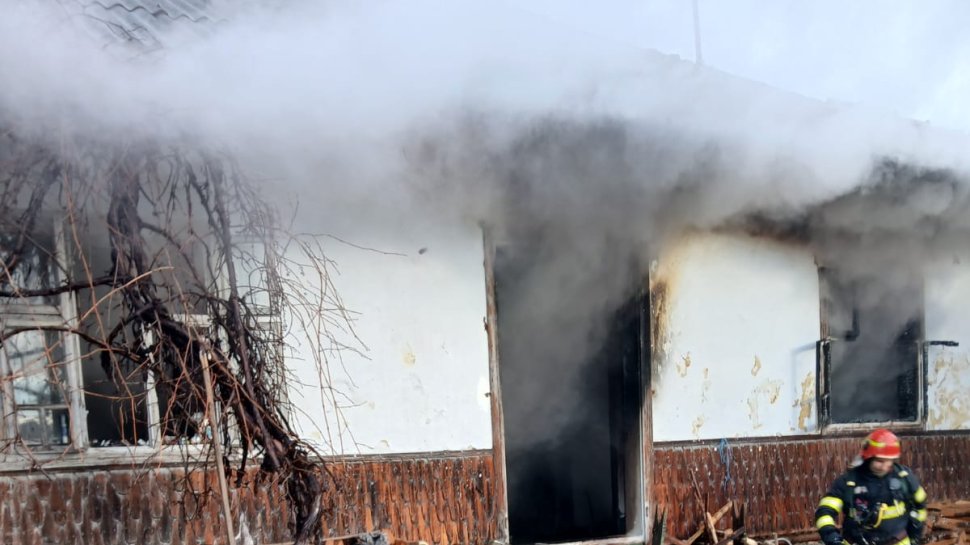 Incendiu devastator la o casă din Bogata 