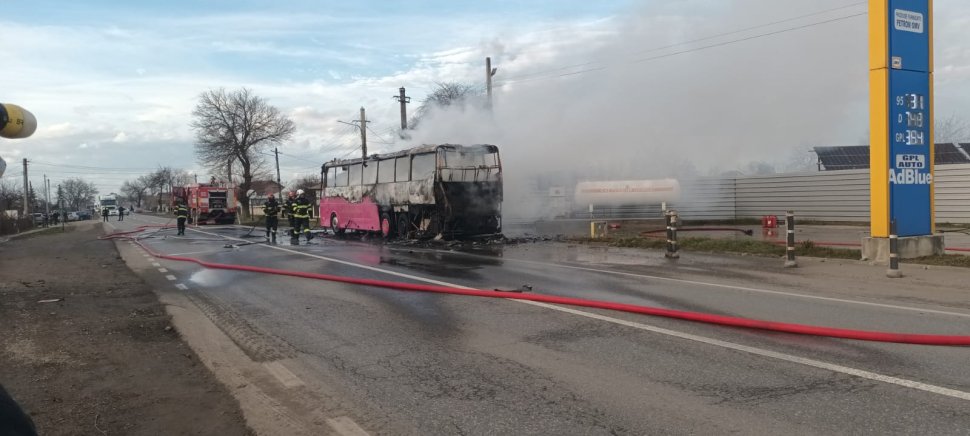 Un autocar cu 63 de pasageri a luat foc în mers pe E85, în comuna Gherăești, județul Neamț 7582