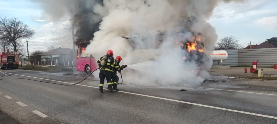 Un autocar cu 63 de pasageri a luat foc în mers pe E85, în comuna Gherăești, județul Neamț