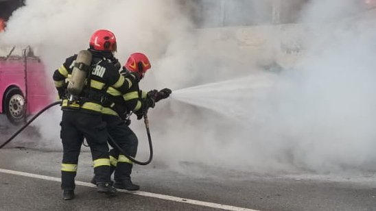 Un autocar cu 63 de pasageri a luat foc în mers pe E85, în comuna Gherăești, județul Neamț 7587