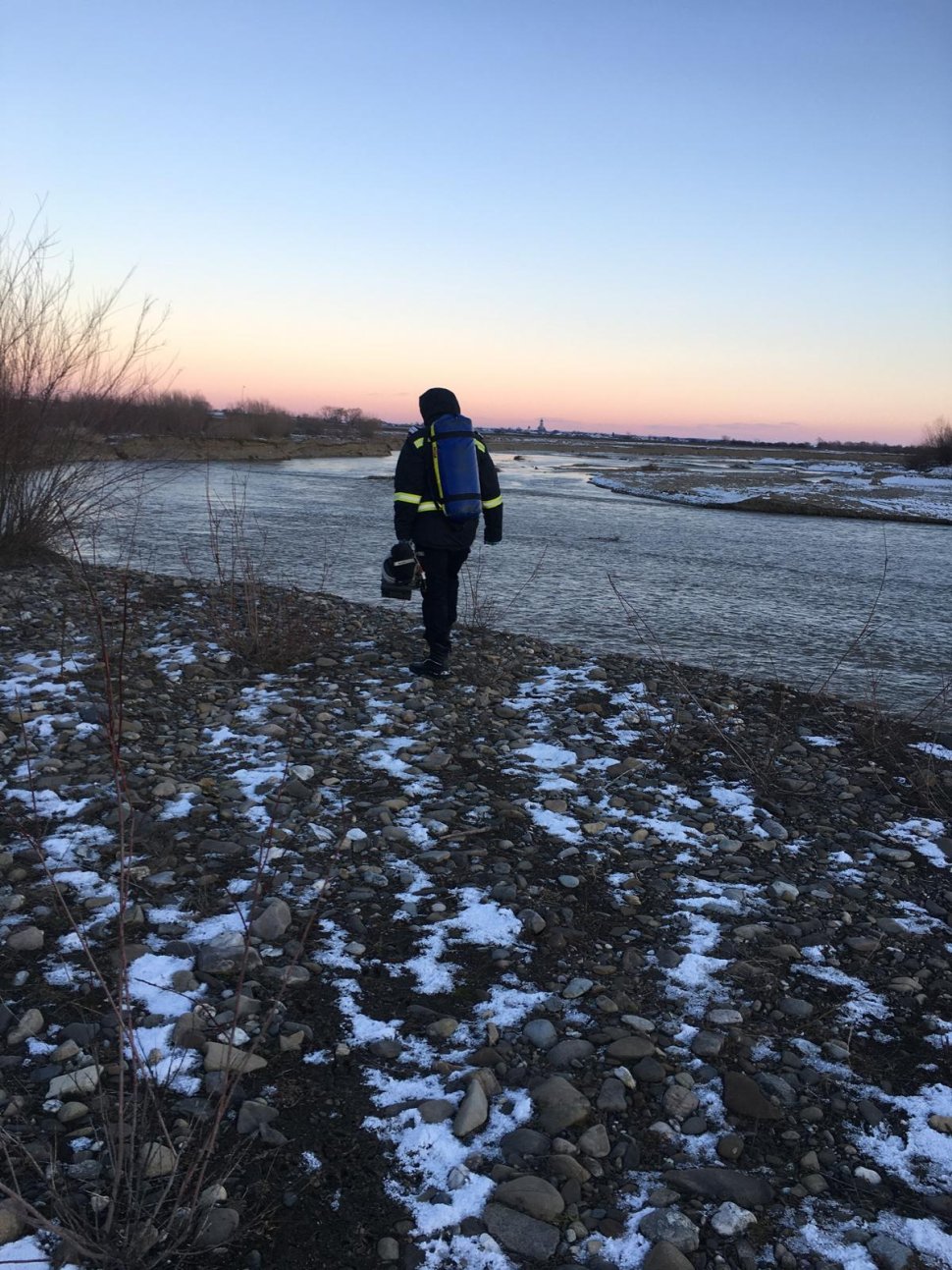 Bărbatul căutat de pompieri pe râul Moldova a fost găsit decedat în albia râului 7631