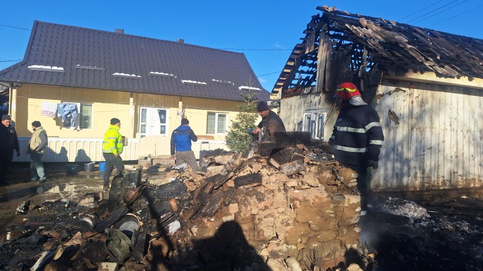 Incendiu puternic într-o gospodărie din Herla, din cauza unei afumători nesupravegheate 7636