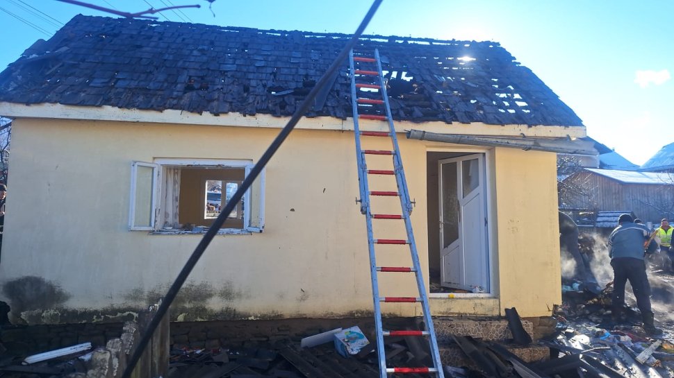 Incendiu puternic într-o gospodărie din Herla, din cauza unei afumători nesupravegheate 7637