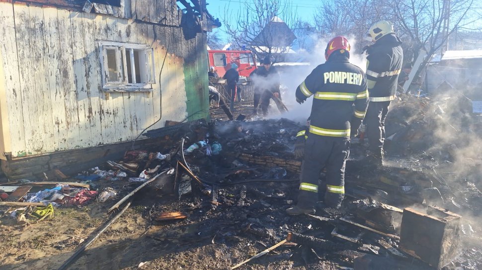 Incendiu puternic într-o gospodărie din Herla, din cauza unei afumători nesupravegheate 7638