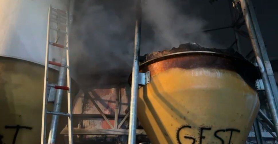 Fermă de porci mistuită de flăcări, la Vornicenii Mici; mii de animale au pierit în incendiu 7695