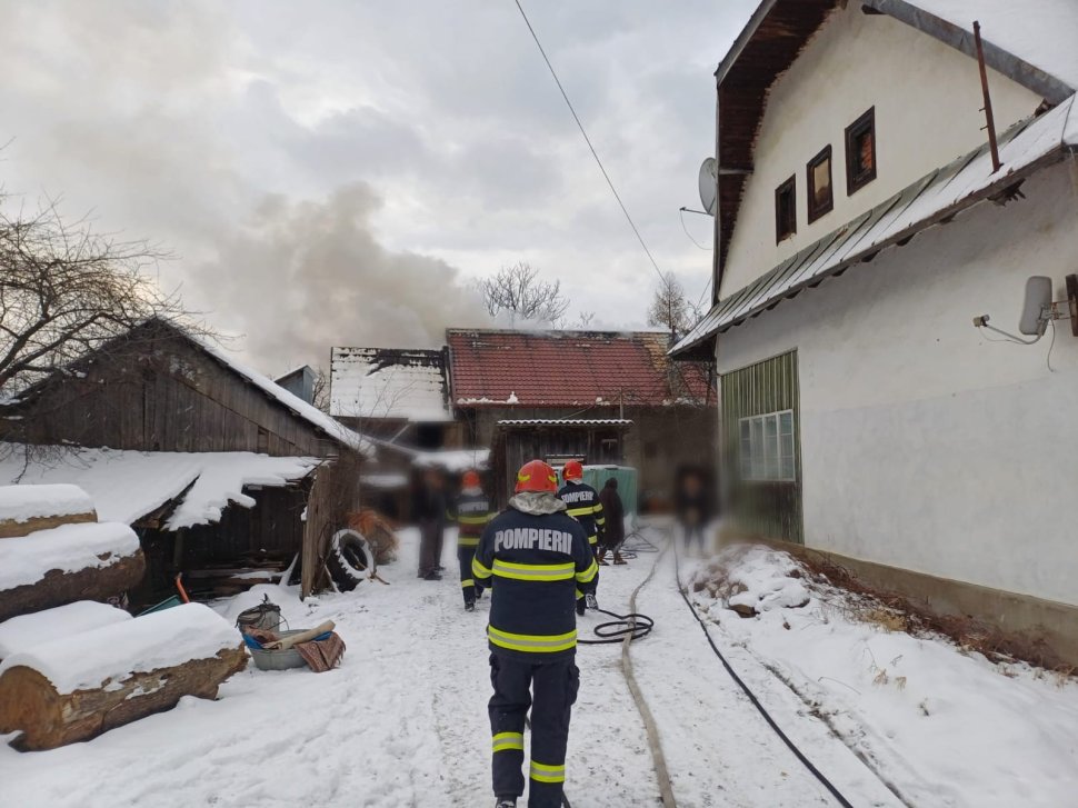 Incendiu puternic izbucnit într-o gospodărie din Falcău 7674