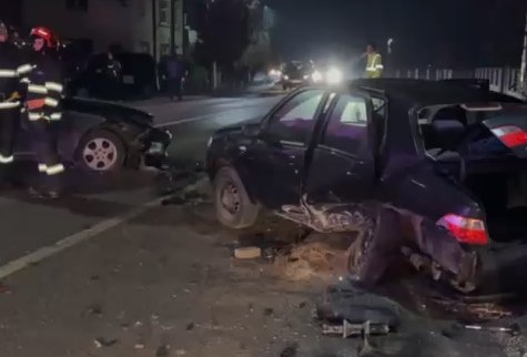 Două autoturisme implicate într-un accident, la Milișăuți