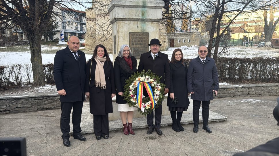 Coroane de flori la statuia poetului Mihai Eminescu din municipiul Suceava 7716