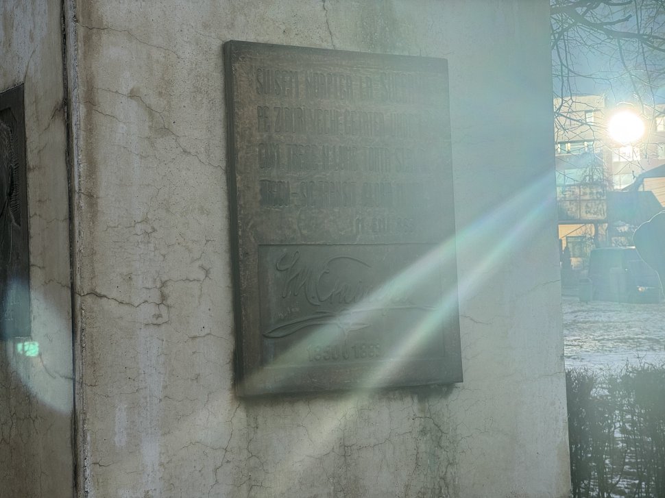 Coroane de flori la statuia poetului Mihai Eminescu din municipiul Suceava 7717