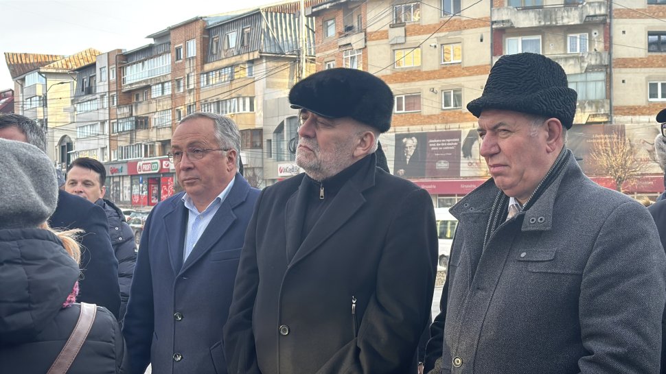 Coroane de flori la statuia poetului Mihai Eminescu din municipiul Suceava 7718