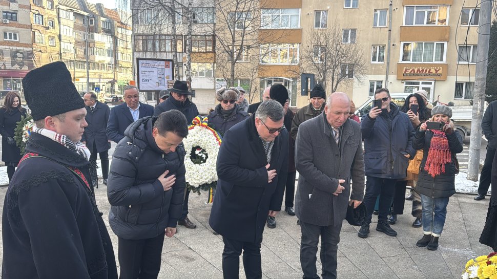 Coroane de flori la statuia poetului Mihai Eminescu din municipiul Suceava 7719