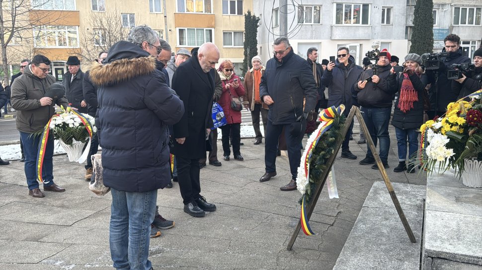 Coroane de flori la statuia poetului Mihai Eminescu din municipiul Suceava 7720