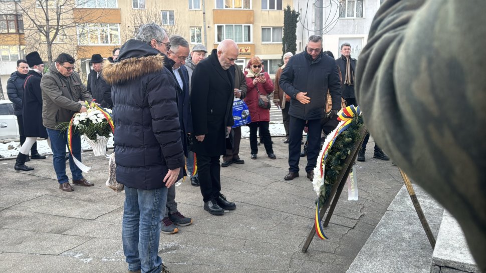 Coroane de flori la statuia poetului Mihai Eminescu din municipiul Suceava 7721
