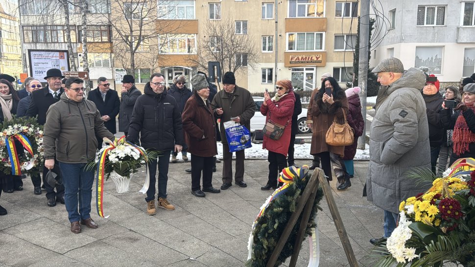 Coroane de flori la statuia poetului Mihai Eminescu din municipiul Suceava 7722