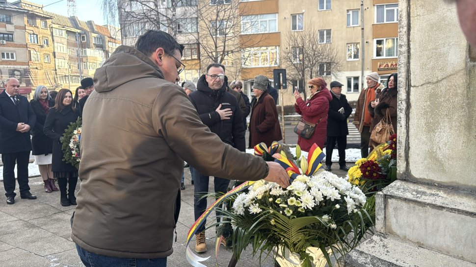 Coroane de flori la statuia poetului Mihai Eminescu din municipiul Suceava 7723
