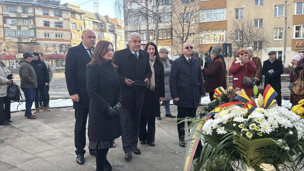 Coroane de flori la statuia poetului Mihai Eminescu din municipiul Suceava 7724