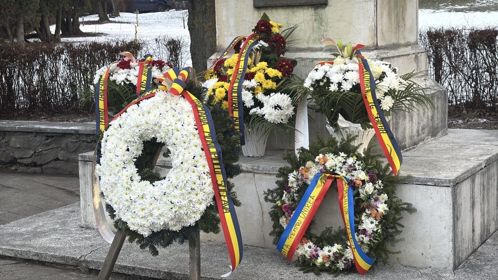 Coroane de flori la statuia poetului Mihai Eminescu din municipiul Suceava 7725