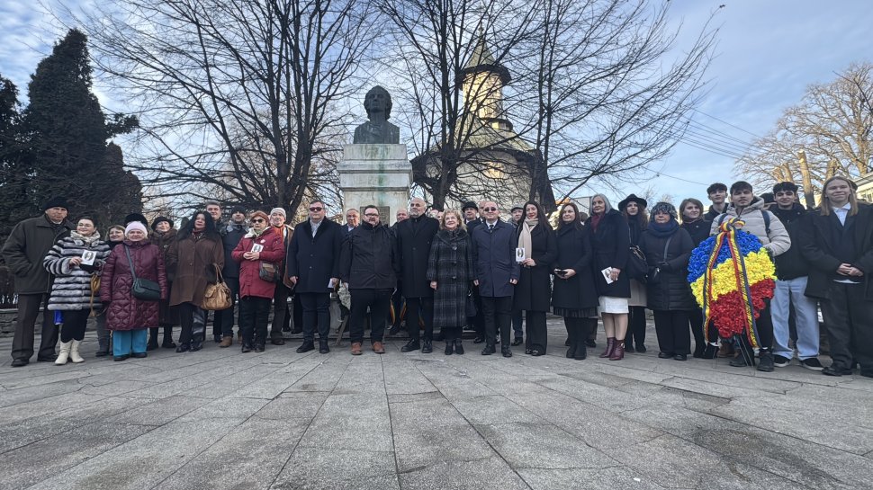 Coroane de flori la statuia poetului Mihai Eminescu din municipiul Suceava 7726