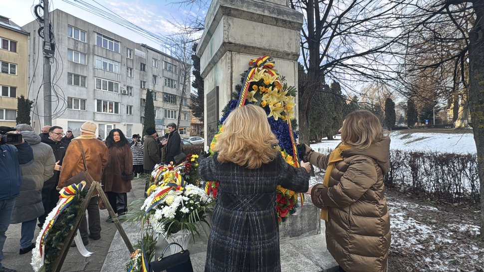 Coroane de flori la statuia poetului Mihai Eminescu din municipiul Suceava 7727