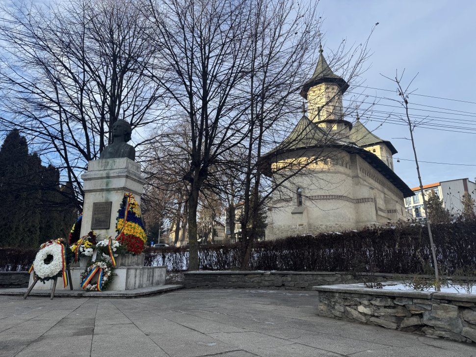 Coroane de flori la statuia poetului Mihai Eminescu din municipiul Suceava