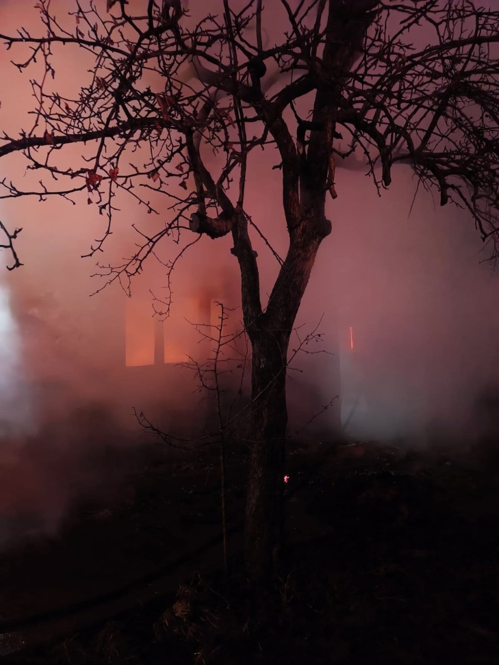 O casă din Siminicea a fost cuprinsă de flăcări, joi seară 7770