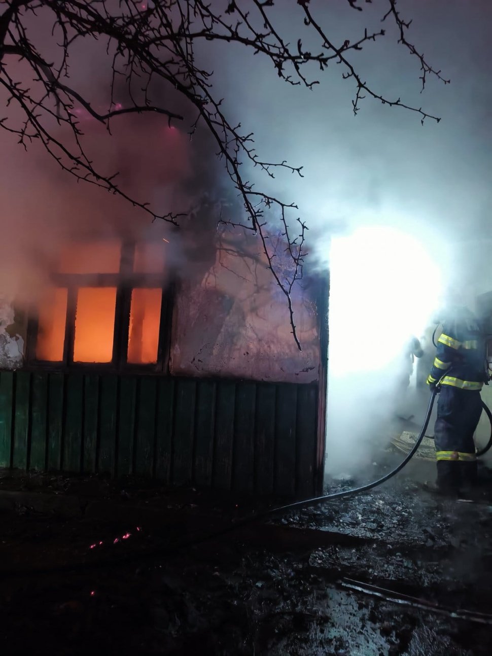 O casă din Siminicea a fost cuprinsă de flăcări, joi seară 7772