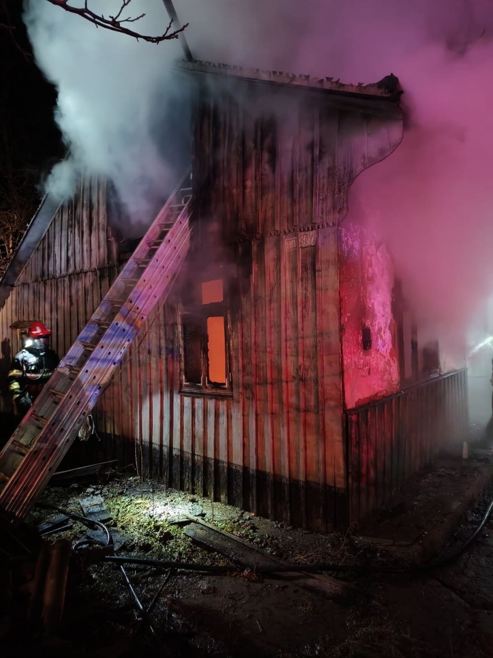 O casă din Siminicea a fost cuprinsă de flăcări, joi seară 7773