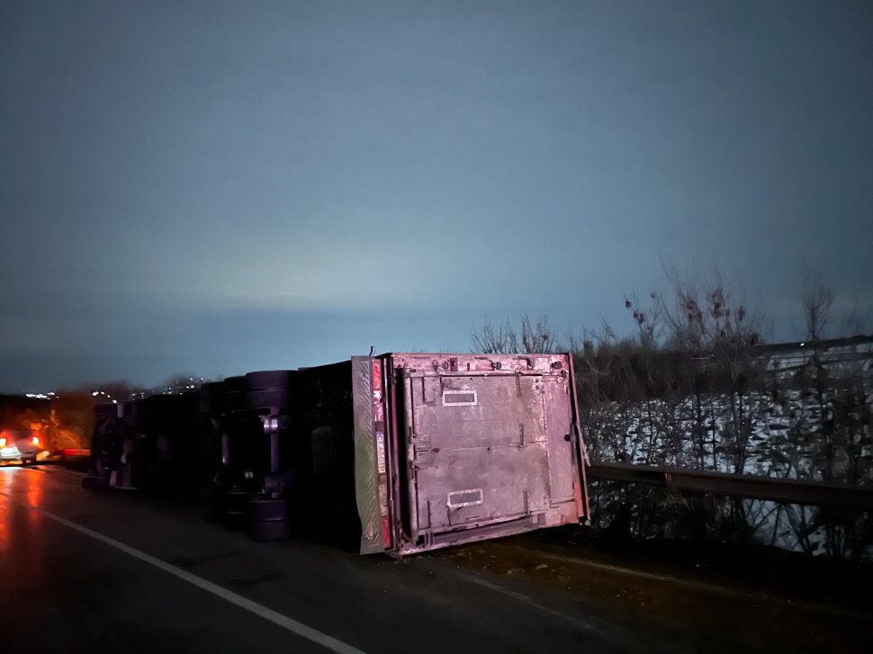 Tir cu animale răsturnat la pe E85, la Spătărești  7735