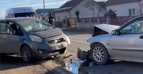 Accident între două autoturisme, produs de un șofer beat, la Bădeuți