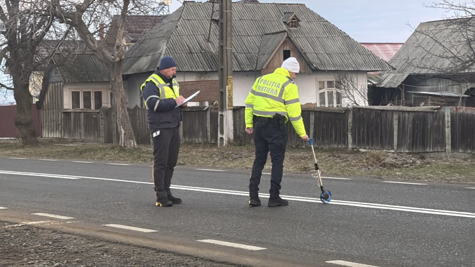 Minoră care traversa prin loc nepermis, lovită de o camionetă la Sasca 7776