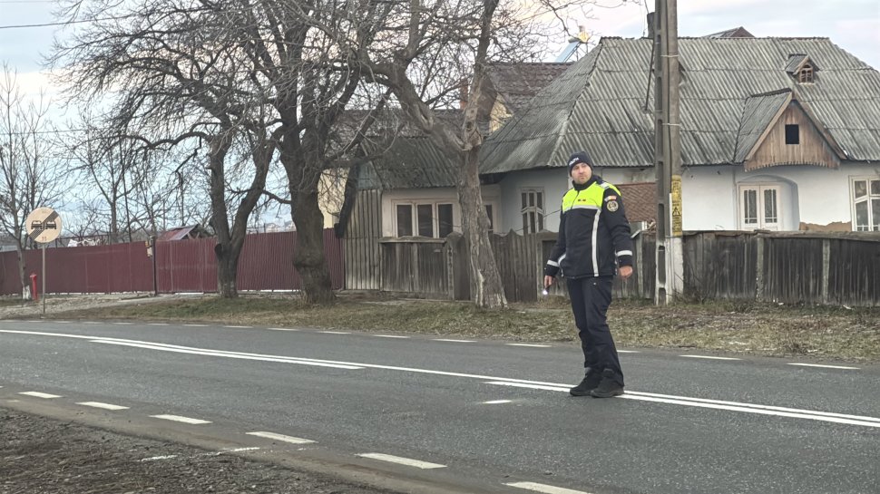 Minoră care traversa prin loc nepermis, lovită de o camionetă la Sasca 7778