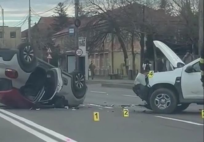 Accident între o autospecială a Poliției și un autoturism, la Piatra-Neamț