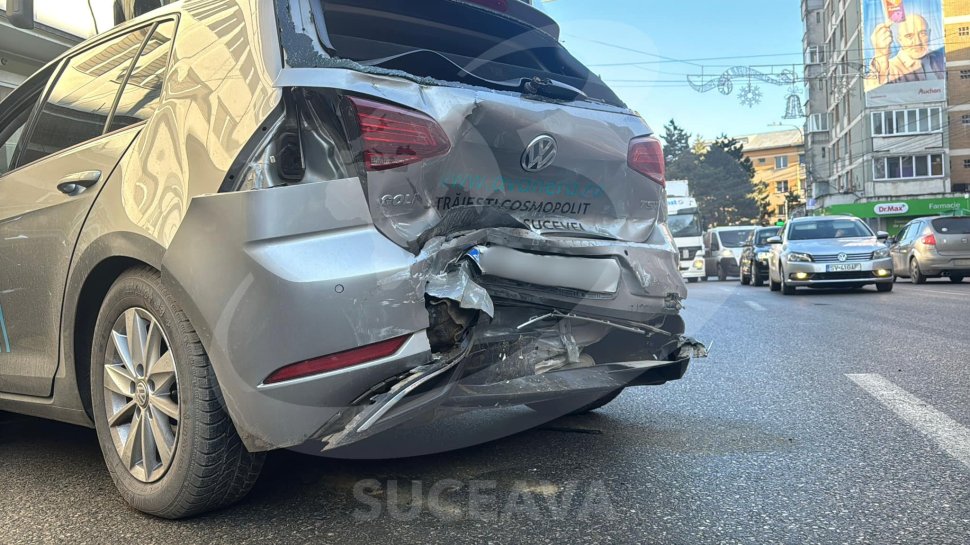 Accident grav între trei autoturisme și un autobuz TPL, pe strada Ana Ipătescu 7924