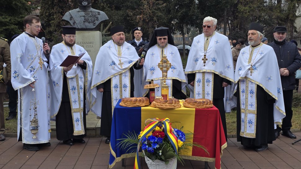 Hora Unirii, în fața statuii lui Alexandru Ioan Cuza din municipiul Suceava 7943