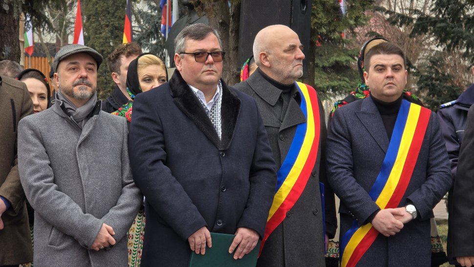 Hora Unirii, în fața statuii lui Alexandru Ioan Cuza din municipiul Suceava 7951