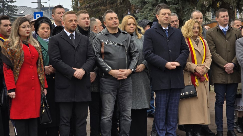 Hora Unirii, în fața statuii lui Alexandru Ioan Cuza din municipiul Suceava 7952