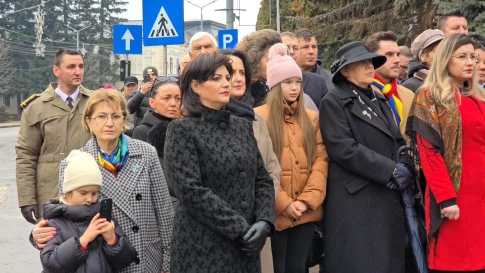 Hora Unirii, în fața statuii lui Alexandru Ioan Cuza din municipiul Suceava 7960