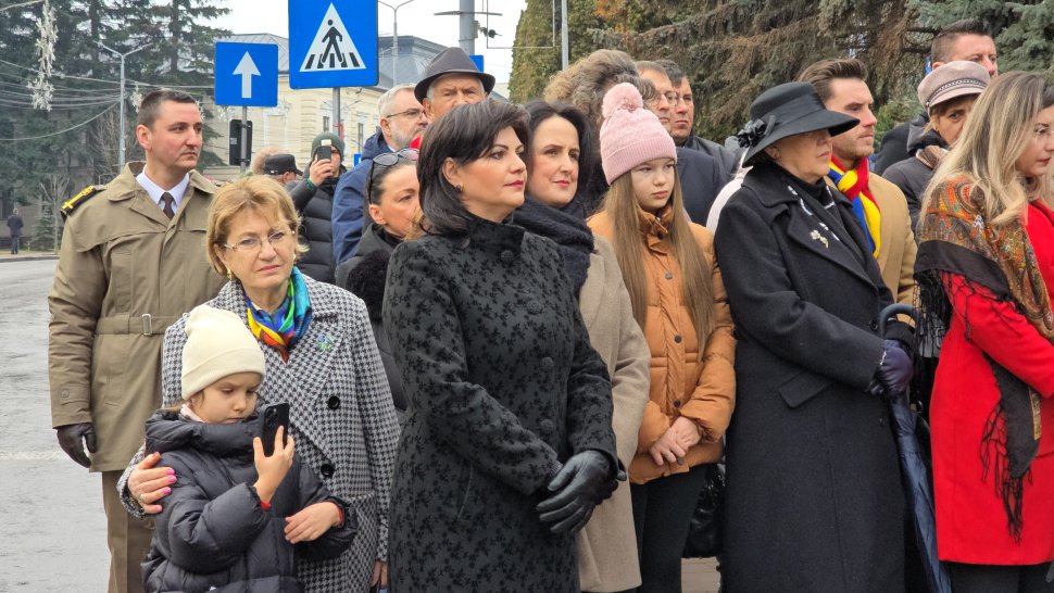 Hora Unirii, în fața statuii lui Alexandru Ioan Cuza din municipiul Suceava 7965