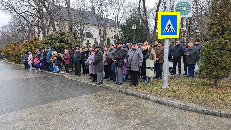 Hora Unirii, în fața statuii lui Alexandru Ioan Cuza din municipiul Suceava 7966