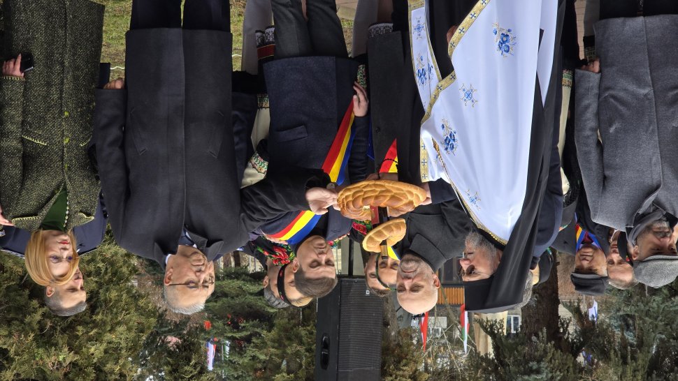 Hora Unirii, în fața statuii lui Alexandru Ioan Cuza din municipiul Suceava 7971