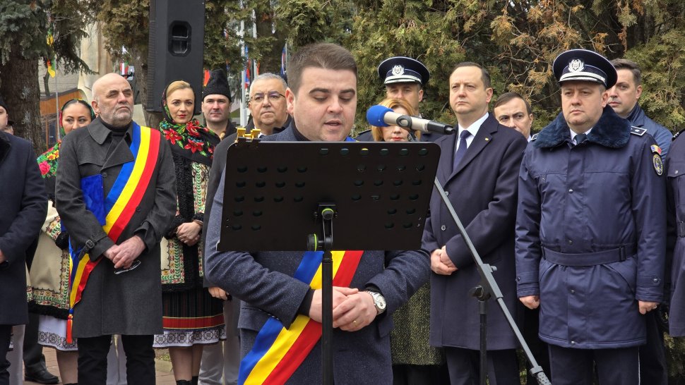 Hora Unirii, în fața statuii lui Alexandru Ioan Cuza din municipiul Suceava 7973