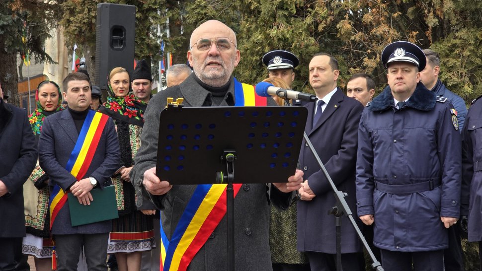 Hora Unirii, în fața statuii lui Alexandru Ioan Cuza din municipiul Suceava 7977