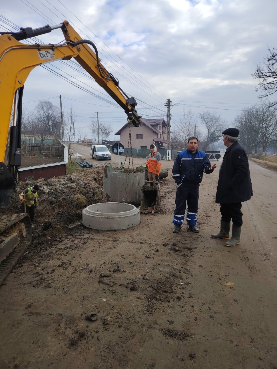 Reprezentanții PSD Dolhasca verifică lucrările la canalizare după sesizările cetățenilor 7989