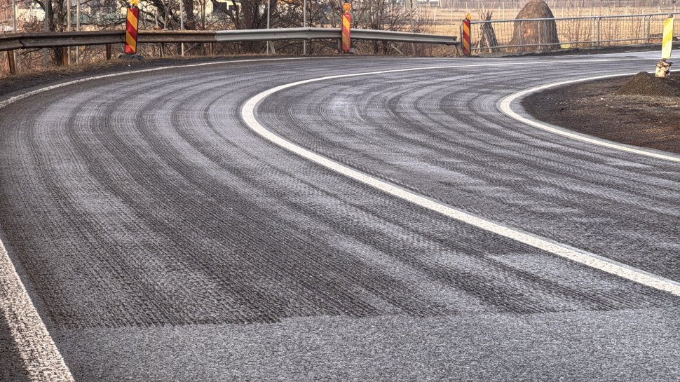 DRDP a revenit în curba de la Boroaia: carosabilul a fost microfrezat complet pentru a preveni noi accidente 8019