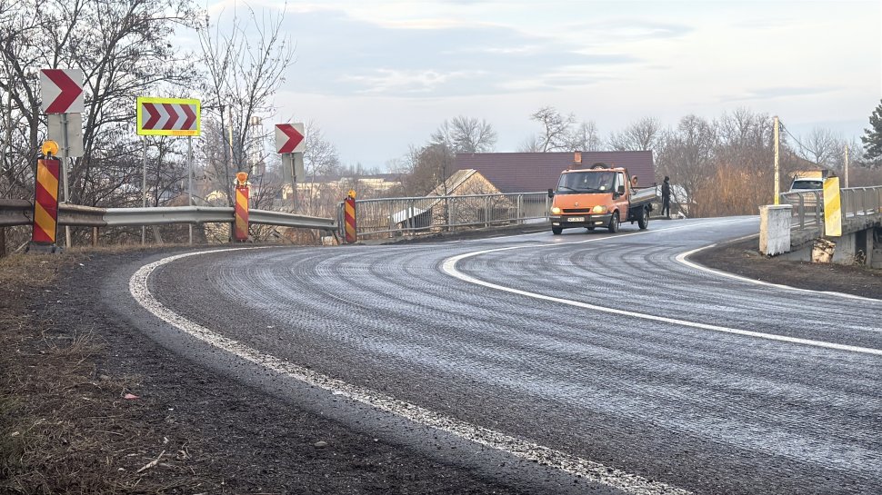 DRDP a revenit în curba de la Boroaia: carosabilul a fost microfrezat complet pentru a preveni noi accidente